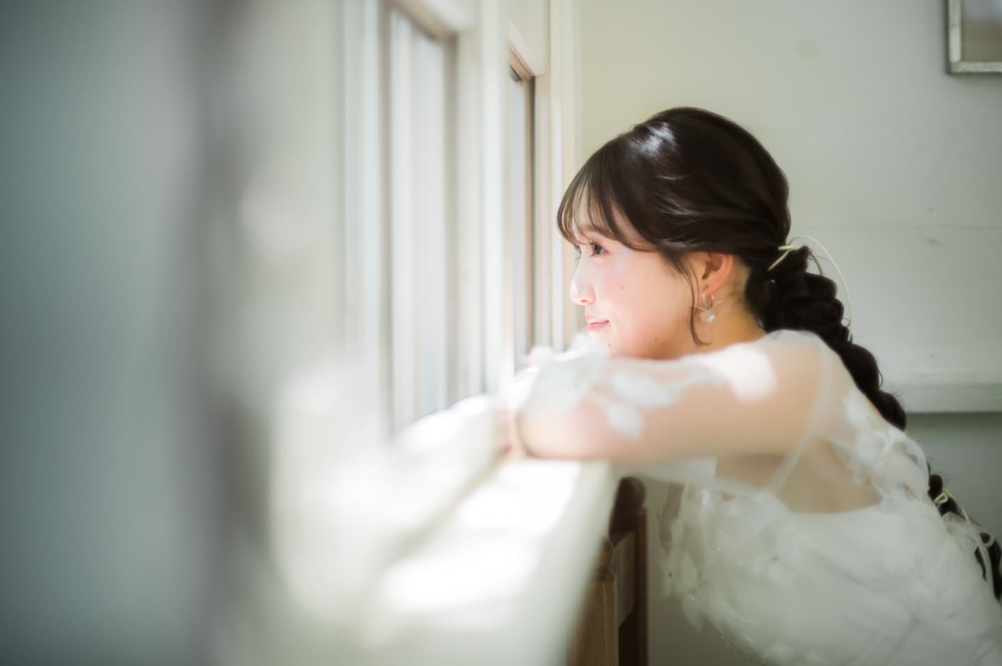 窓辺で微笑む花嫁の軽井沢フォトウェディング