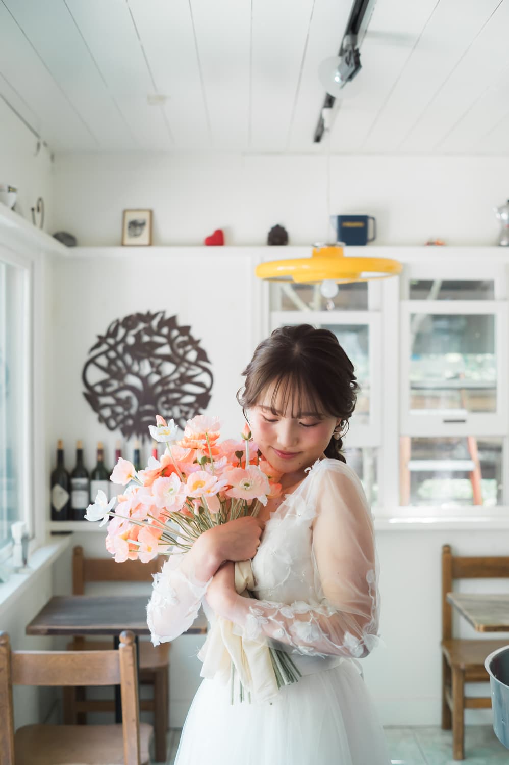 ブーケを手に微笑む花嫁の軽井沢カフェフォト